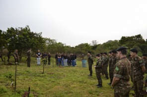 29º GAC AP e alunos do Belarmino Cortes realizaram plantio de mudas de árvores