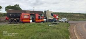 URGENTE: Duas pessoas morrem em colisão entre carro e caminhão, em Cruz Alta