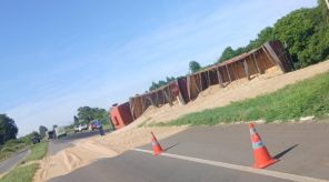 Carreta tomba no trevo do Cica e espalha carga de grãos na BR-158