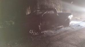 Caminhonete é consumida pelo fogo na BR-158 em Condor