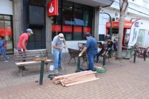 Prefeitura inicia restauração dos bancos do Calçadão