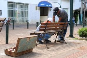 Prefeitura inicia restauração dos bancos do Calçadão
