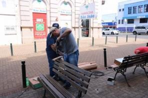 Prefeitura inicia restauração dos bancos do Calçadão