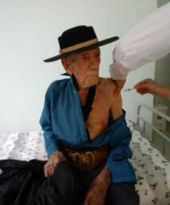 Idosos do Asilo Santo Antônio recebem 1ª dose da vacina contra a Covid-19