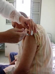 Idosos do Asilo Santo Antônio recebem 1ª dose da vacina contra a Covid-19