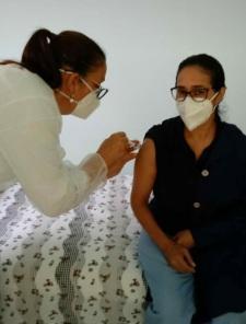 Idosos do Asilo Santo Antônio recebem 1ª dose da vacina contra a Covid-19
