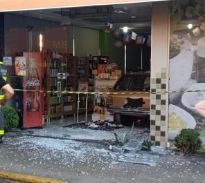 Veículo invade farmácia no centro de Panambi na tarde do domingo