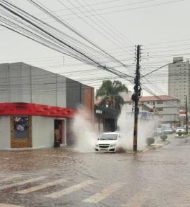 Chuva rápida com rajadas de 74km/h causa transtornos em Cruz Alta