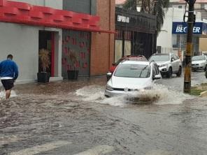 Chuva rápida com rajadas de 74km/h causa transtornos em Cruz Alta