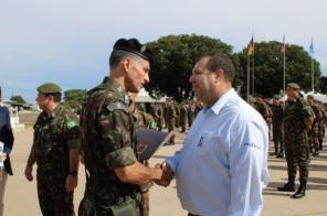 Comunicador Paulinho Barcelos é homenageado com Diploma de Amigo da EASA