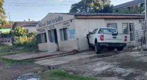 TRÂNSITO> Caminhonete invade pátio e atinge minimercado em Cruz Alta