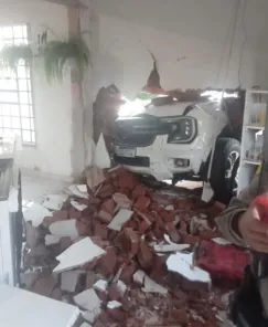 TRÂNSITO> Caminhonete invade pátio e atinge minimercado em Cruz Alta