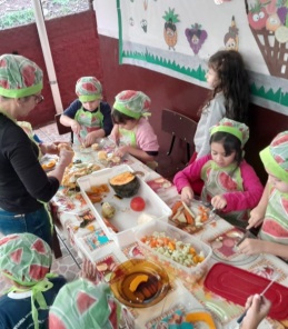 LEGAL!> Alunos do Pré-B da Escola Castelo Branco em um aprendizado saboroso