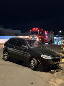TRÂNSITO> Carro se choca em poste no Viaduto da Lomba; condutor fica ferido