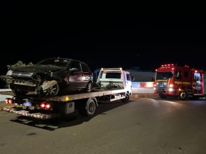 TRÂNSITO> Carro se choca em poste no Viaduto da Lomba; condutor fica ferido
