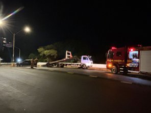 TRÂNSITO> Carro se choca em poste no Viaduto da Lomba; condutor fica ferido