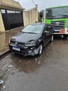 TRÂNSITO> Motorista deixa local após acidente com três veículos em Cruz Alta