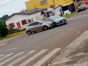 Colisão entre dois carros é registrada em cruzamento de Cruz Alta
