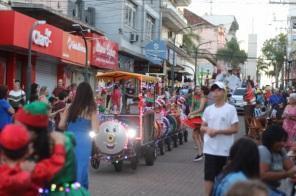 Último desfile de Natal encanta público