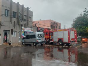 Van colide contra poste após motorista sofrer mal súbito em Cruz Alta