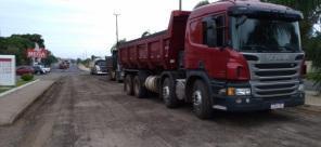 Conferindo o asfaltamento da Avenida Plácido de Castro