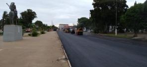 Conferindo o asfaltamento da Avenida Plácido de Castro