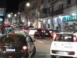 Comércio de Cruz Alta lotado na noite da quinta; nesta sexta segue até às 22h
