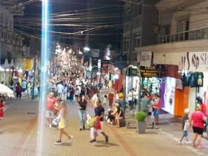 Comércio de Cruz Alta lotado na noite da quinta; nesta sexta segue até às 22h