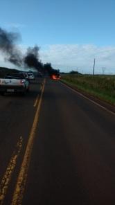 Carro pegou fogo na est 481, próximo ao trevo da Corticeira.