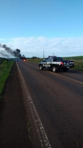 Carro pegou fogo na est 481, próximo ao trevo da Corticeira.