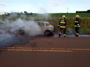 Carro pegou fogo na RST 481, próximo ao trevo da Corticeira.