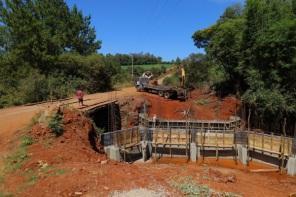 Ponte sobre o Rio Passo Novo segue em andamento no interior de Cruz Alta
