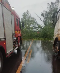 SUSTO E ESTRAGOS> Temporal bloqueia BR-158 ,destelha casas e tomba caminhão 
