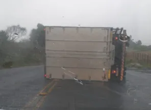 SUSTO E ESTRAGOS> Temporal bloqueia BR-158 ,destelha casas e tomba caminhão 