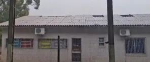 Temporal causa bloqueios e destelha escola no interior de Boa Vista do Cadeado