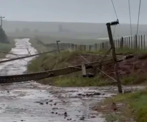 Temporal causa bloqueios e destelha escola no interior de Boa Vista do Cadeado