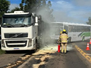 MANHÃ DA SEXTA>Colisão entre ônibus e carreta interditou a BR-158 em Cruz Alta