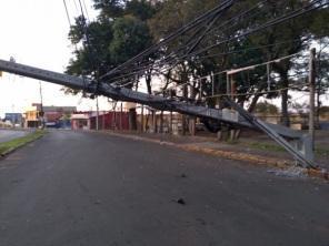 Queda de poste deixa trânsito temporariamente interditado no viaduto da Lomba