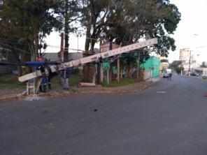 Queda de poste deixa trânsito temporariamente interditado no viaduto da Lomba