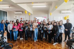 Entrega de tablets fortalece ações do PIM e Criança Feliz em Cruz Alta
