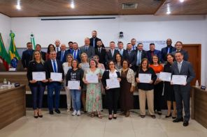 Sessão Solene homenageia educadores que marcaram gerações em Cruz Alta