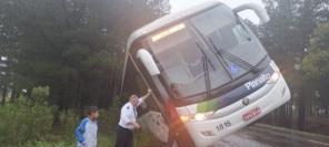 Acostamento da BR-287 cede e quase tomba ônibus em São Pedro do Sul