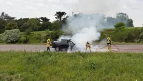 Carro pega fogo na rodovia entre Selbach e Ibirubá