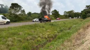 Carro pega fogo na rodovia entre Selbach e Ibirubá