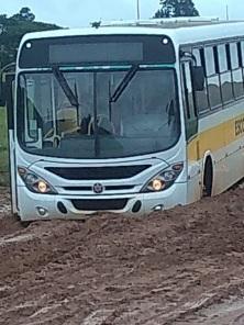 Ônibus escolar fica atolado na estrada de chão para Benjamin Nott 