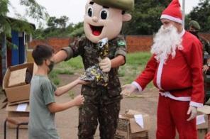 EASA entrega mais de 700 brinquedos em Campanha Natal Feliz