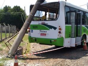 Ônibus bate em poste e deixa pontos dos bairros Ferroviária e Gobbo sem luz