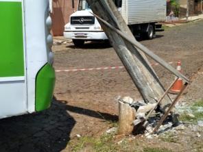 Ônibus bate em poste e deixa pontos dos bairros Ferroviária e Gobbo sem luz