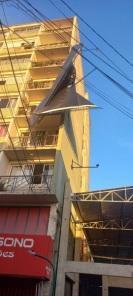 Estrutura é danificada e ficou pendurada em prédio do Centro de Cruz Alta