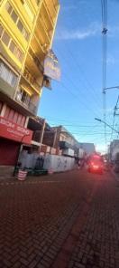 Estrutura é danificada e ficou pendurada em prédio do Centro de Cruz Alta